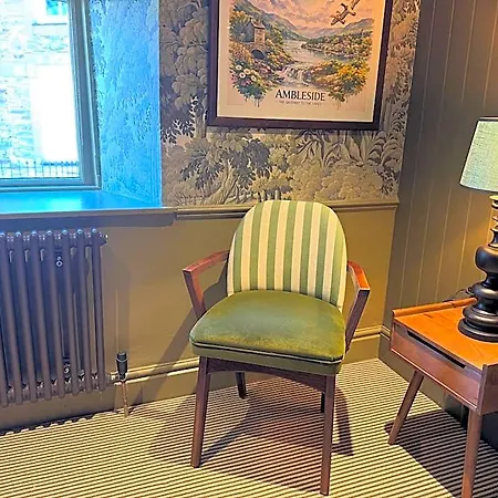 The Unicorn, Otel