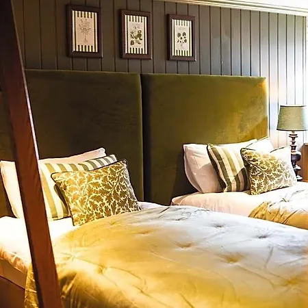 Otel The Unicorn, *